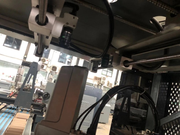 M&aacute;y l&agrave;m vị tr&iacute; hộp